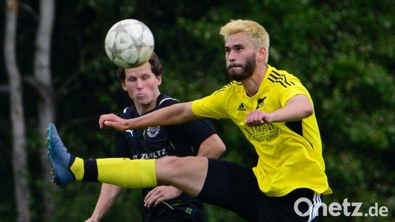 SV Trisching (Gelb) gegen die DJK Dürnsricht - dieses Nachbarderby wird es auch kommende Spielzeit in der Kreisklasse Nord wieder geben. In dieser Szene streiten der Trischinger Benedikt Wiesgickl (rechts) und Tobias Flierl um den Ball. Bild: ham