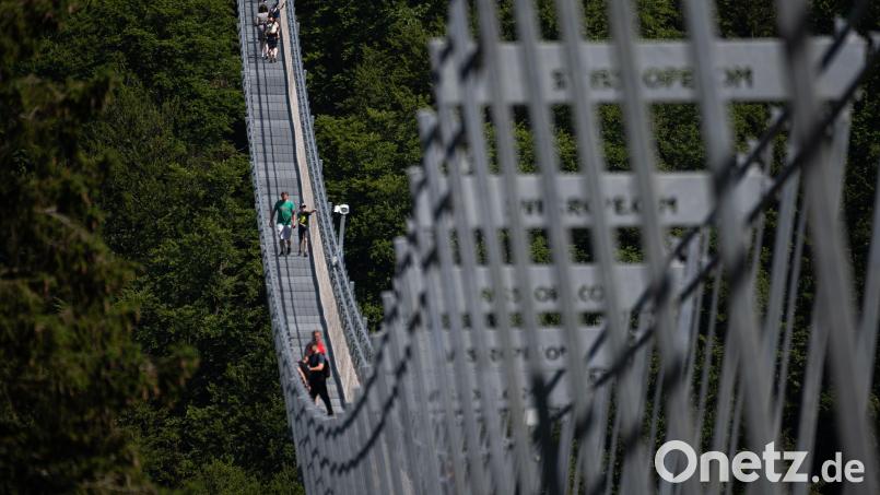 665 Meter ist der Skywalk Willingen lang: Es dauert also ein paar Minuten, um Deutschlands längste Fußgänger-Hängebrücke zu queren. Bild: Swen Pförtner/dpa