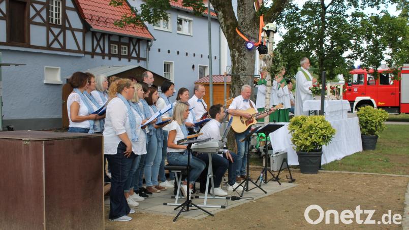 Auch &quot;Love shine a light&quot; von Katrina and the Waves und &quot;Let it be&quot; von den Beatles sind in einem Gottesdienst keineswegs fehl am Platz: Mit viel Beifall bedachten die Feuerwehrnachtbesucher das musikalische Rahmenprogramm des &quot;Blue Heaven&quot;-Chors. Pfarrer Edmund Prechtl fand deutliche Worte gegen die unverständlichen Übergriffe, denen Rettungskräfte im Einsatz mittlerweile oft ausgesetzt sind. Bild: bjp