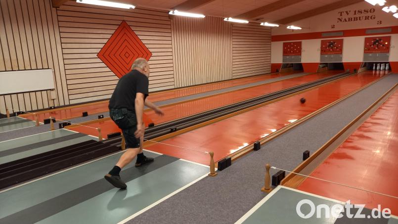 Spartenleiter Georg Pösl testet hier die neuen Bahnen in den Vereinsfarben, die doch ein wenig Umstellung erfordern. Bild: bl