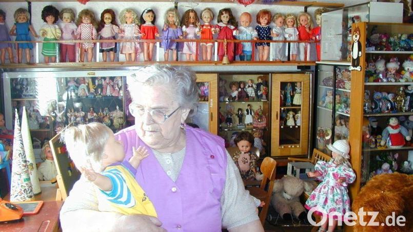 Die verstorbene Puppenmama Betty Linsmeier mit ihren 3000 kleinen und großen &quot;Kindern&quot; im Puppenmuseum. Bild: gz