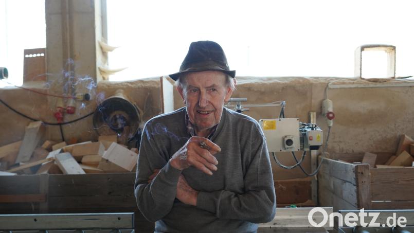 Am 21. Juli wird Gerhard Bauer aus Wernersreuth 85 Jahre alt. Der Zimmerermeister hilft auch heute noch jeden Tag mit. Eine Zigarre darf dabei nicht fehlen. Bild: kaz