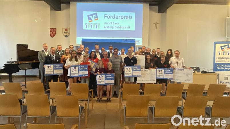 Strahlende Gesichter gab es nach der Vergabe des Förderpreises der VR-Bank Amberg-Sulzbach bei den Empfängern der Spenden und Mitgliedern der Jury. Bild: Stephanie Fuchs/exb