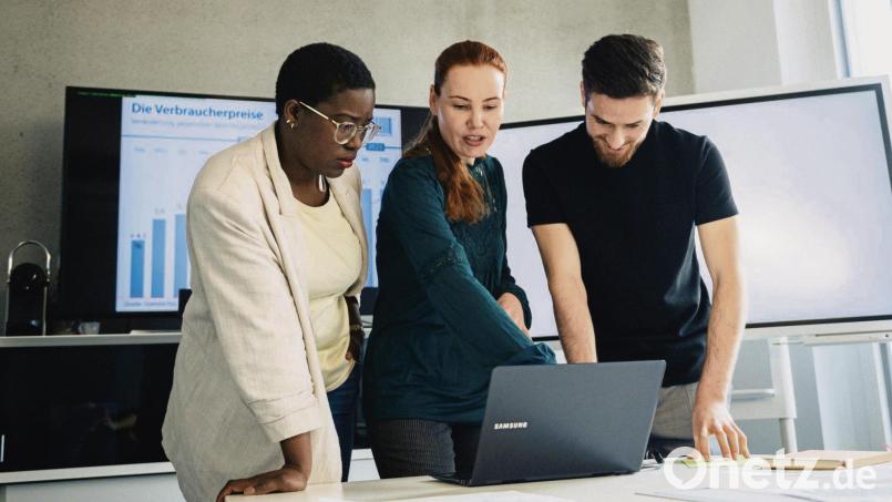 Im direkten Gespräch wird deutlich, wie wichtig persönliche Interaktion an Präsenztagen ist. Symbolbild: Zacharie Scheurer/dpa