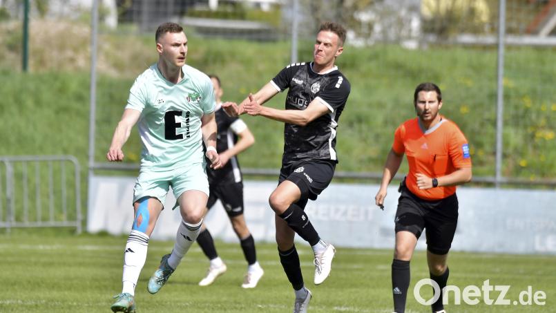 Martin Popp (links) befindet sich nach langer Verletzungspause noch im Aufbautraining und steht der DJK Ammerthal beim Auftaktspiel beim ATSV Erlangen noch nicht zur Verfügung. Archivbild: Hubert Ziegler