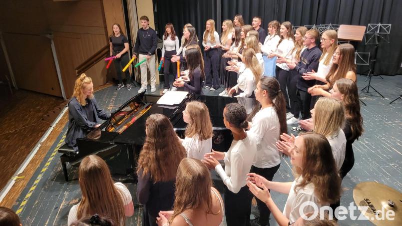 Die beiden Chöre des Luisenburg-Gymnasiums präsentieren beim Sommerkonzert „Dance Monkey“ von Tony Watson zusammen mit Chorleiterin Anna Schmitt am Klavier. Bild: Markus Wagner/exb