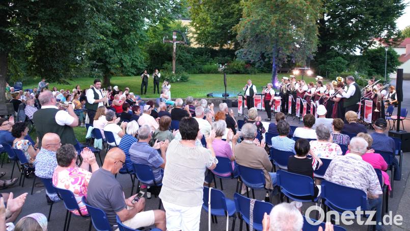 Die Trachtenkapelle Waldthurn begeistern am Dorfplatz in Lennesrieth. Bild: fvo