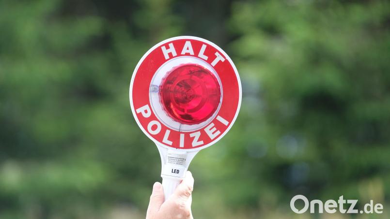 Die Polizei hat über 100 Fahrzeuge kontrolliert, die am Donnerstag auf der A93 bei Hof unterwegs waren. Symbolbild: Sebastian Willnow