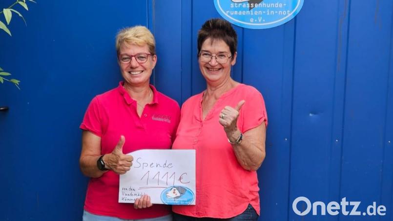 Ramona Bloch (links) vom Verein und Gabi Scharl bei der Spendenübergabe. Bild: exb