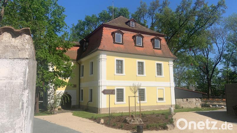 Der Schlossgarten in Schlammersdorf ist künftig wieder für die Öffentlichkeit zugänglich und lädt zum Verweilen im Biergarten der Familie Püttner ein. Bild: Stefanie Roth