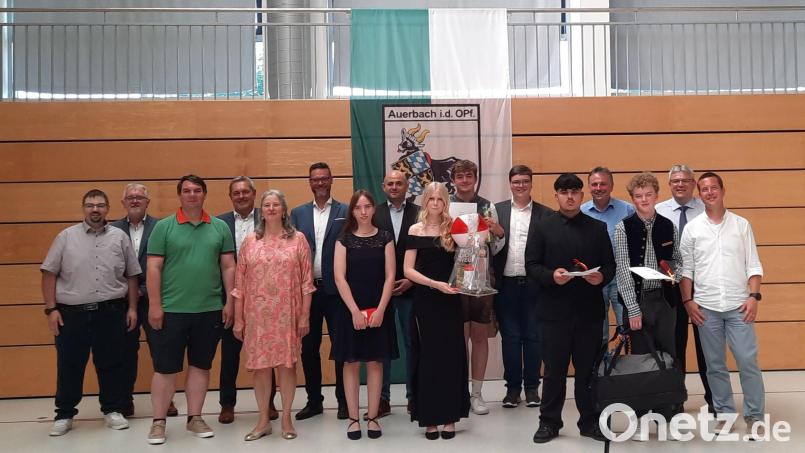 Sehr gute Prüfungsergebnisse erreichten Anna Lederer (Achte von rechts), Julia Kugler (Siebte von links), Elias Brunhuber (Siebter von rechts), Sebastian Pöllinger (Sechster von rechts), Ozan Zirh (Fünfter von rechts) und Ben Christl (Dritter von rechts. Ehrengäste und Schulleitung gratulierten. Bild: Mittelschule Auerbach/exb