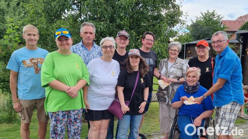 Den Erlös des Sommerfests in der Bauvereinstraße in Mitterteich nahmen Martina Sötje (vorne rechts) für die Selbsthilfegruppe Behidnerte/Nichtbehinderte und Dr. Annemarie Schraml (links daneben) für die Aktion Feuerkinder in Empfang. Mit im Bild einige Gäste und das Organisationsteam – Ulf Walter (rechts) sowie (hintere Reihe, von links) Volker Führlich, Harald Süß und Martin Zithier (hintere Reihe, Vierter von rechts). Bild: Irmgard Süß/exb