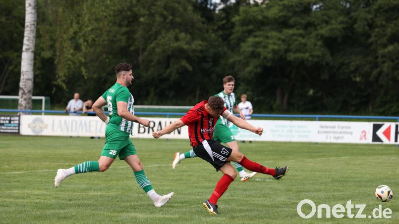 Im Testspiel gegen Nico Argauer (rechts) und den SC Luhe-Wildenau hatten Slavomir Strmiska (links) und der SV Mitterteich nur das Nachsehen. Beim Saisonstart gegen den FSV Erlangen-Bruck soll das anders laufen. Archivbild: Dieter Jäschke