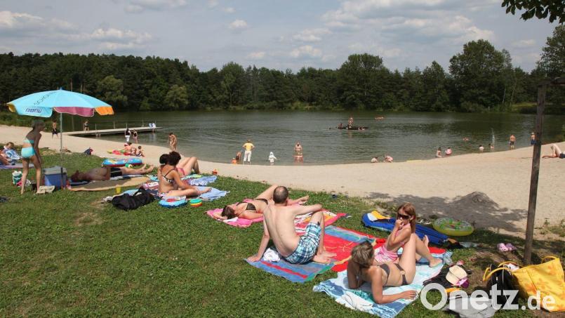Wenn das Wetter passt, füllen sich der Uferbereich und die Liegewiese am Forsterweiher bei Schwarzenfeld mit zumeist jungen Leuten oder Familien. Bild: Götz