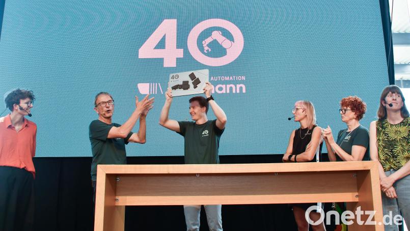 Oskar Baumann stand am Ende der 40-Jahr-Feier bei Baumann-Automation im Mittelpunkt. Er übernimmt für den Vater. Bild: Petra Hartl
