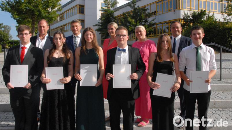 Die Schulbesten mit in der zweiten Reihe Johannes Raab (M10a), Rektor Florian Fuchs, Katharina Forster (M10 G), Christine Schmeiler (G 9) und Konrektor Markus Gleißner. Bild: pop