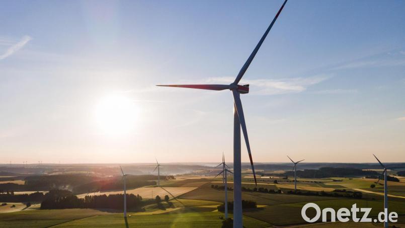 Windräder auf einem Feld in Baden-Württemberg. Nach dem Willen der Bundesregierung könnte es in einigen Jahren auch in der Oberpfalz vermehrt so aussehen. Damit hadern aber viele Kommunalpolitiker vor Ort. Symbolbild: Tom Weller/dpa