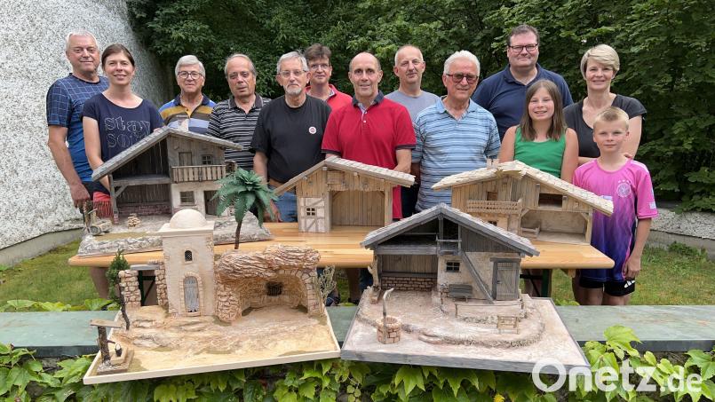 Das Bild zeigt von links nach rechts: Vorsitzender Reinhard Heldmann, Michaela Seitz, die Helfer Otto Weber, Harald Reitmeier, Rudi Braun und Ronny Hog, Stephan Weiß, Bernhard Blödt, Helfer Hans Zangl, Helmut Braun und Doris Bauer mit ihren Kindern Pia und Bastian. Bild: Reinhard Heldmann/exb