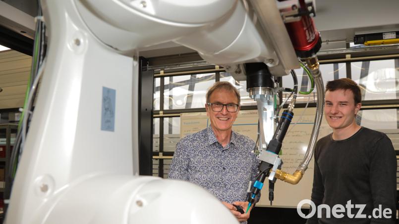 Vater Georg Baumann (links) und Sohn Oskar Baumann vor einer Baumann-Maschine: In die sogenannte &quot;Feedbox&quot; packt das Unternehmen die Technik, die die Kunden für ihre Produktion brauchen. Bild: Wolfgang Steinbacher