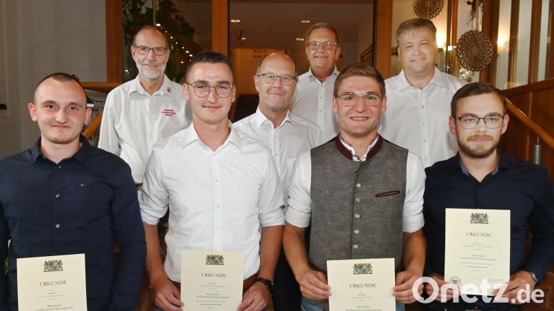 Die Einser-Absolventen der Staatlichen Technikerschule sowie der Ehrengäste der Abschlussfeier (von links): Simon Kraus, Studiendirektor Bernhard Mikuta, Fabian Leipold, Oberstudiendirektor Martin Wurdack, Bürgermeister Martin Preuß, Kilian Scharf, stellvertretender Landrat Stefan Braun und Tim Schwemmer. Bild: gf