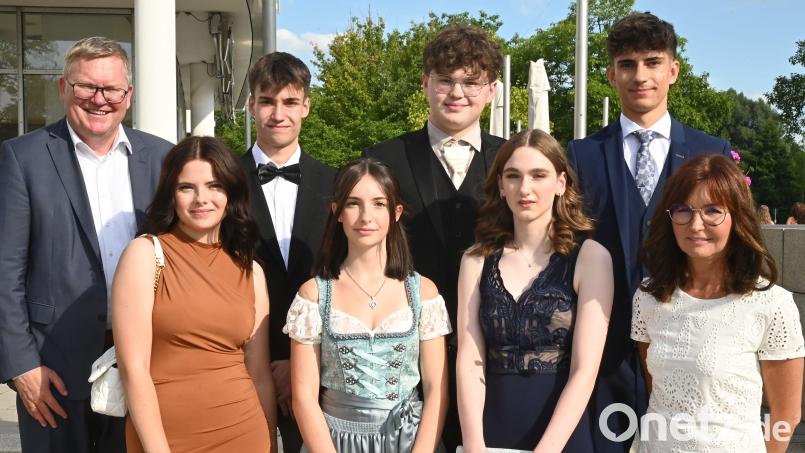 Auf die Eins vor dem Komma können die besten Absolventen der Wirtschaftsschule Amberg stolz sein. Von links: Oberbürgermeister Michael Cerny, Johanna Peschel, Yannick Schwarz, Chiara Püschl, David Haupt, Sofia Hense, Jonas Plößl und Oberstudiendirektorin Brigitte Conchedda. Bild: gf