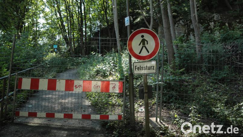 Der Steig am Erzberg neben der Sulzbacher Straße ist gesperrt. Das bleibt er vermutlich auch noch für einige Zeit. Bild: Wolfgang Steinbacher