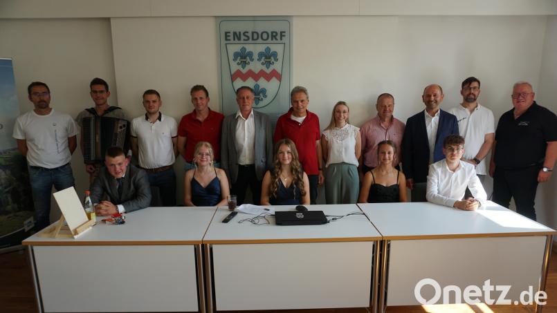 Die fünf besten Entlassschüler Daniel Zaborecz, Hannah Fröhlich, Teresa Ram, Carolina Bauer und Daniel Braun (sitzend von links) wurden im Beisein der Bürgermeister und Firmenvertreter mit einem Stipendium ausgezeichnet Bild: tra