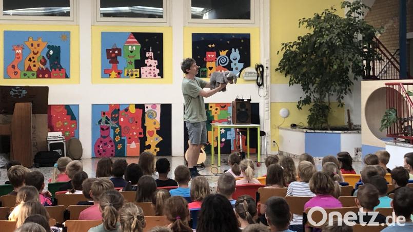 Bei der Autorenlesung von Oliver Scherz ging es in der Poppenrichter Schule gedanklich nach Afrika. Bild: Simone Koch/exb