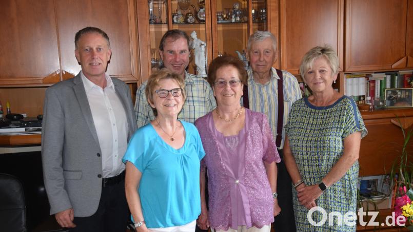 Ihren 85. Geburtstag feierte Rita Stollenmeier (Mitte). Dazu gratulierten Zweiter Bürgermeister Mathias Huger, Rosemarie Obermeier, Pfarrer Werner Sulzer, ihr Mann Josef Stollenmeier und Elfriede Mehringer (von links). Bild: bö