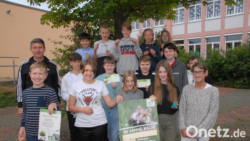 Urkunden und Präsente gibt es für die fleißigen Sammler. Ihnen danken Schulleiter Florian Fuchs (links) und Umweltbeauftrage Felicitas Berger (rechts). Bild: pop