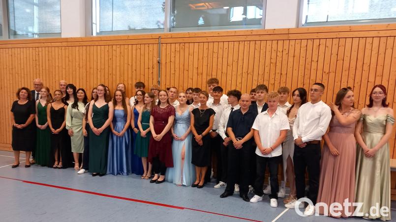 Grund zum Feiern hatten die Absolventen der Hahnbacher Mittelschule mit ihrer Klassenlehrerin Uli Mattgey (Sechste von links), der Rektorin Ingrid Schneider (links) und Bürgermeister Bernhard Lindner (Zweiter von links). Bild: hka