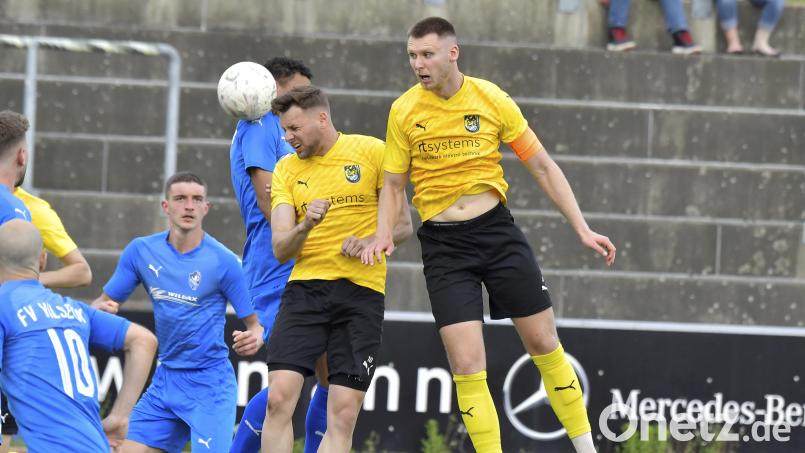 Auch in Lappersdorf genoss der Amberger Kapitän Lufthoheit: Mario Schmien (rechts) traf bei der Rückkehr in die Landesliga zum zwischenzeitlichen 2:0 für den FCA. Archivbild: Hubert Ziegler