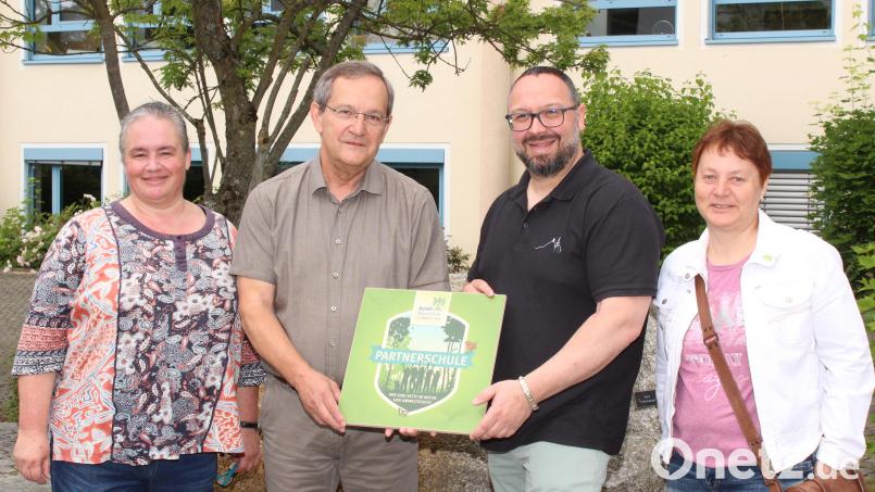 Studienrätin Gudrun Beyser, Werner Schuberth (Kreisvorsitzender des Bundes Naturschutz), Realschulkonrektor Holger König und Doris Burger (Geschäftsstellenleitung Bund Naturschutz, Kreisgruppe Tirschenreuth, von links) schlossen die Kooperationsvereinbarung ab. Bild: Hermann Daubenmerkl, RTO/exb