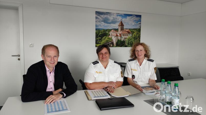 Bürgermeister Konrad Kiener, Polizeihauptkommissarin Marion Zenger und 	
Erste Polizeihauptkommissarin Sabine Roidl (von links) besprechen die Statistik der Straftaten im vergangenen Jahr. Bild: Ivonne Weidner/exb
