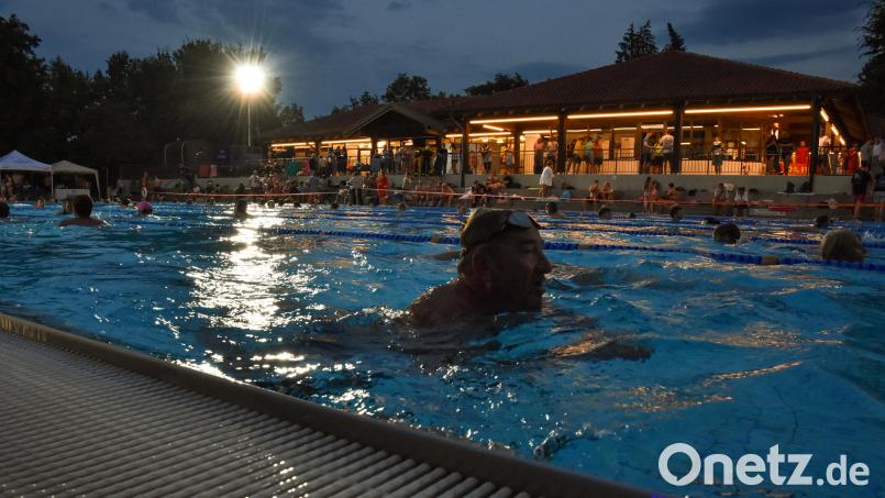Vor allem die tropischen Abendtemperaturen zogen die Teilnehmer beim 24-Stunden-Schwimmen ins Wasser. Bild: Stephan Huber