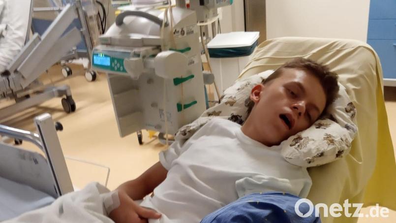 Neun Monate nach dem schweren Asthma-Anfall wird Lukas immer noch teilintensiv überwacht und kann sich quasi nicht artikulieren. Bild: Vogl/exb