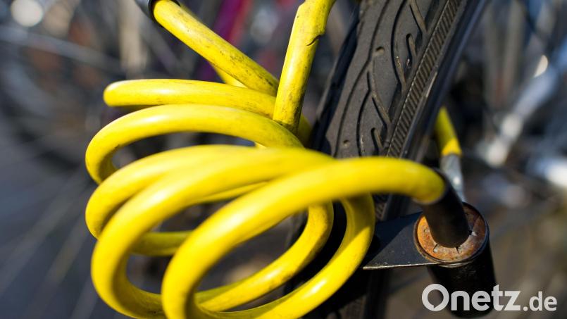 Ein Fahrradschloss hängt an einem Fahrradreifen. In Weiden hat jemand ein abgesperrtes Rad in der Altstadt gestohlen. Symbolbild: Uwe Anspach/dpa