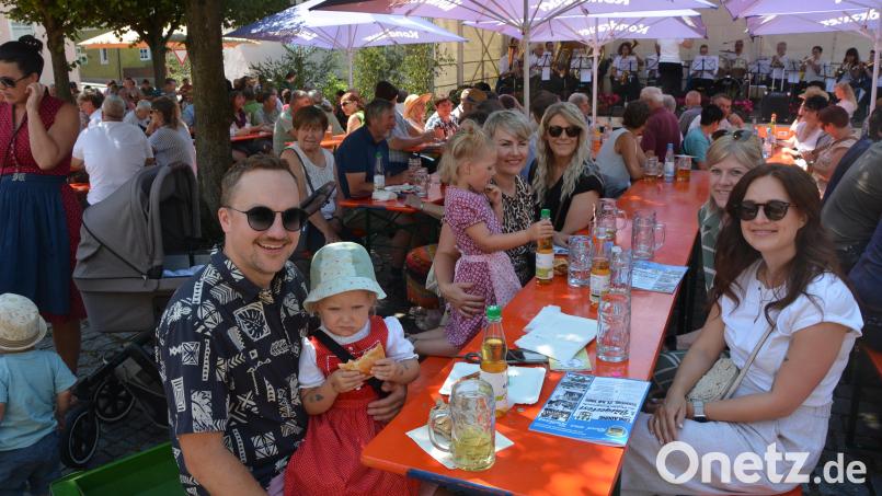 Trotz der Hitze waren schon zur Mittagszeit viele Besucher auf dem 20. Konnersreuther Bürgerfest. Bild: jr