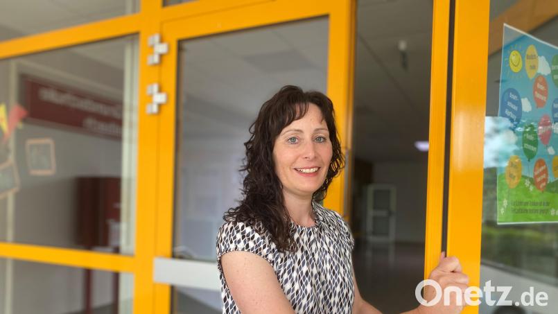 Birgit Enders hat früher selbst die Grundschule in Moosbach besucht. Bild: Schönhofen