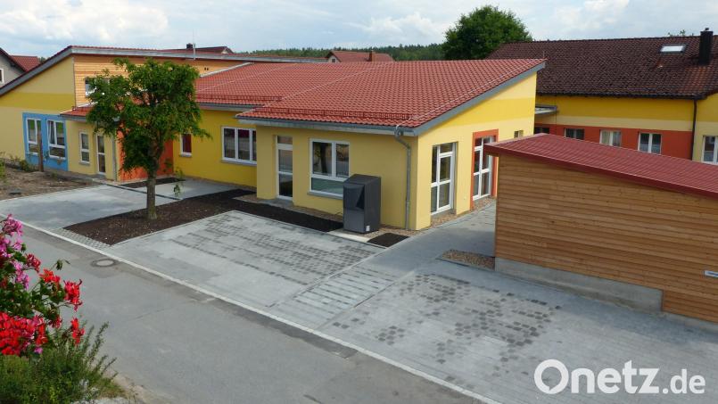 Der Kindergarten wurde für zwei Krippegruppen beträchtlich erweitert. Vorne im Hintergrund ist das Bestandsgebäude zu erkennen, in dem nun ausschließlich der Kindergarten untergebracht ist. Bild: lgc