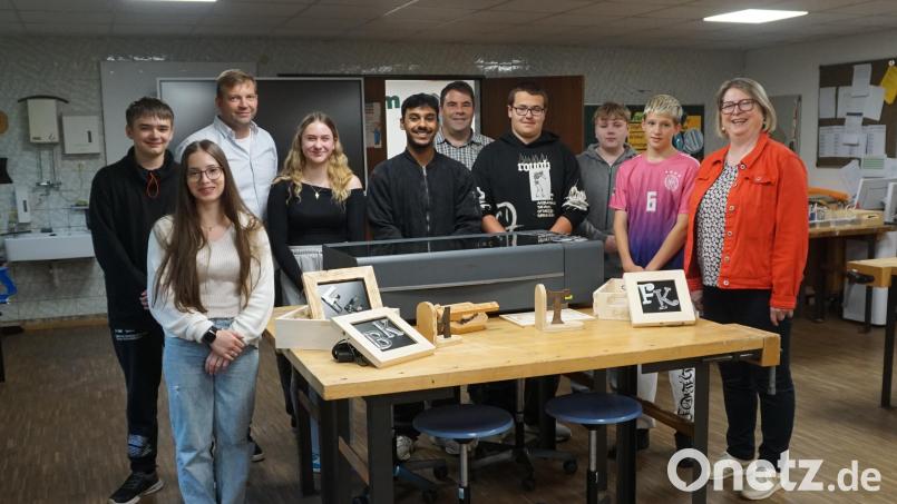 Leo Fütterer (hinten, Zweiter von links), Andreas Kempf (Fünfter von links), Rektorin Gisela Kastner (rechts) und Schülerinnen und Schüler der 7. bis 9. Klassen freuen sich über den neu angeschafften Lasercutter. Bild: Mittelschule Mitterteich/exb