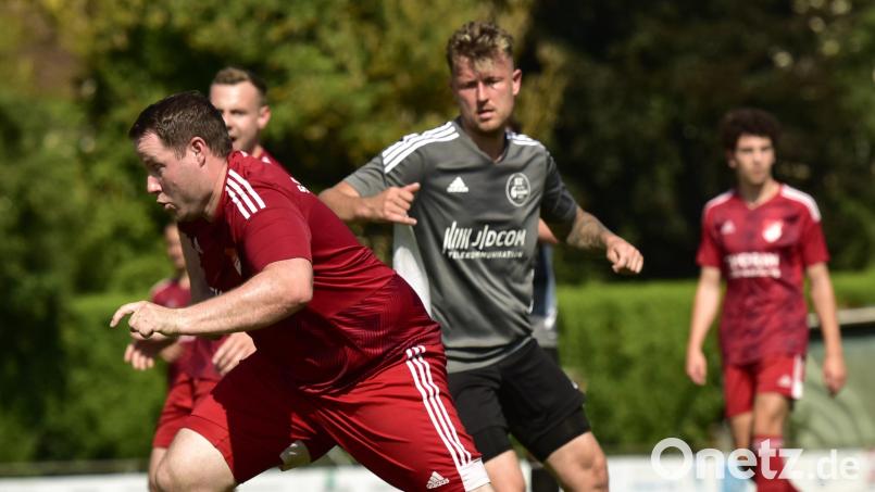 Spielertrainer Bastian Lobinger (links) und die SpVgg Pfreimd fertigten die SV Grafenwöhr daheim gleich mit 5:0 ab. Bild: ham