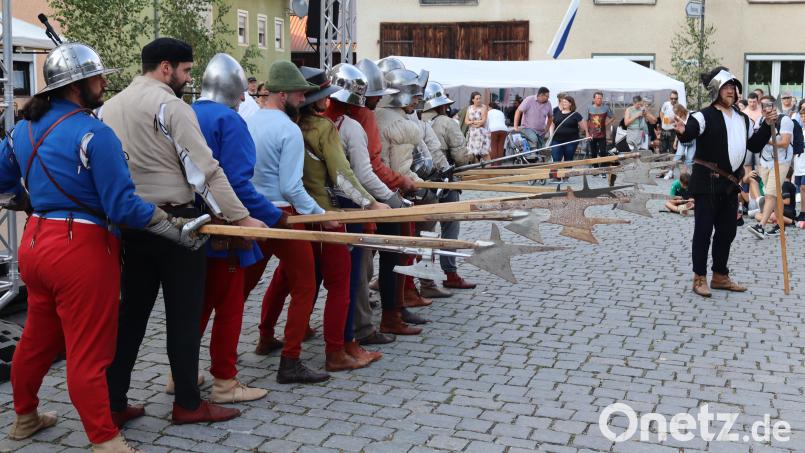 Einen Stangenwaffendrill präsentierten die Mitglieder von Cantus Ferrum aus Amberg. Bild: mrr