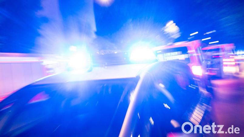 Ein Streifenwagen der Polizei steht mit Blaulicht an einem Einsatzort. Die Polizei brachte am Freitagabend einen 37-Jährigen in die Ausnüchterungszelle, da er mit der Eisenstange auf eine Haustür eingeschlagen hatte. Symbolbild: Christophe Gateau/dpa