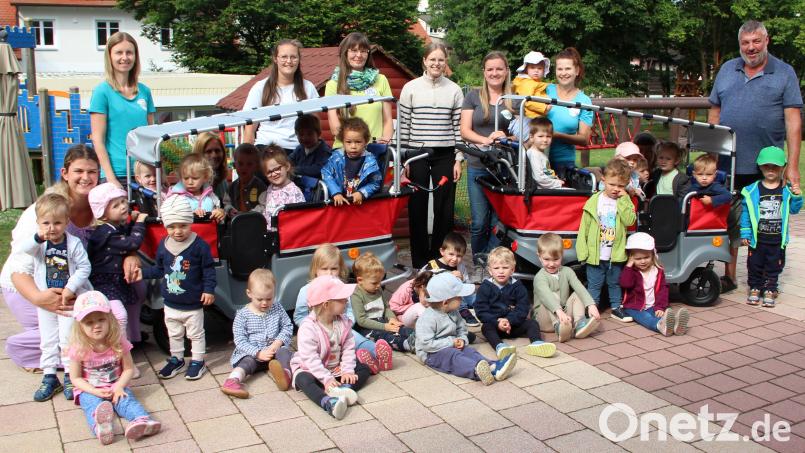 Dankbar für die Spende des Fördervereins des Kinderhauses freuen sich die Krippenkinder mit ihren Erzieherinnen der „Glühwürmchen, Bienen- sowie Wichtelgruppe“ nun entspannt Ausflüge zu machen. Kaum standen die Busse da, stiegen die Kleinkinder sofort ein und warteten gespannt, dass es los geht. Bild: lep