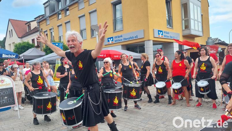 Mitwirkenden wie Zuschauern macht der Auftritt der &quot;Jalapenos Percussion&quot; mit ihrem Comandante Andreas Bornholdt gleichermaßen viel Spaß. Bild: jua