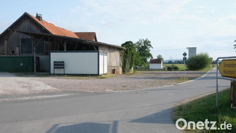Die Unterstellhalle mit angebauter Scheune und Stallung in Deiselkühn (links) wird abgerissen. Dort entsteht eine Lagerhalle für Baumaschinen. Bild: Hirsch