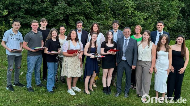 Schulleiter Hubert Reil (vorne, Mitte) gratulierte den beiden Schulbesten Nicole Widiker (vorne, Dritte von rechts) und Jewa Vaitkeviciute (links neben Reil). Bild: Gerti Kreuzer/exb