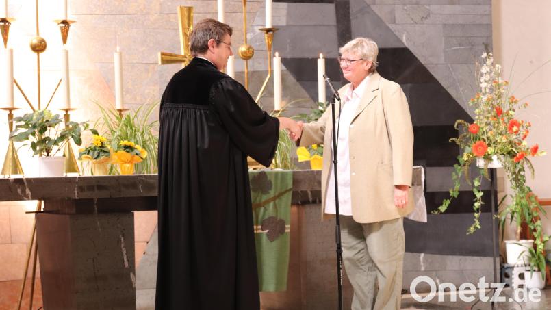Pfarrer Dr. Roland Kurz verabschiedet Diakonin Irene Elsner am Altar der Christuskirche ins Sabbatjahr. Bild: cog