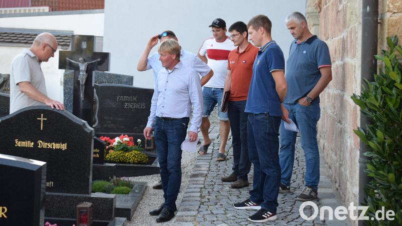 Im Friedhof von Willhof stehen Instandsetzungsarbeiten an. Vor Ort machte sich der Gemeinderat ein Bild von den Schäden. Bild: bnr